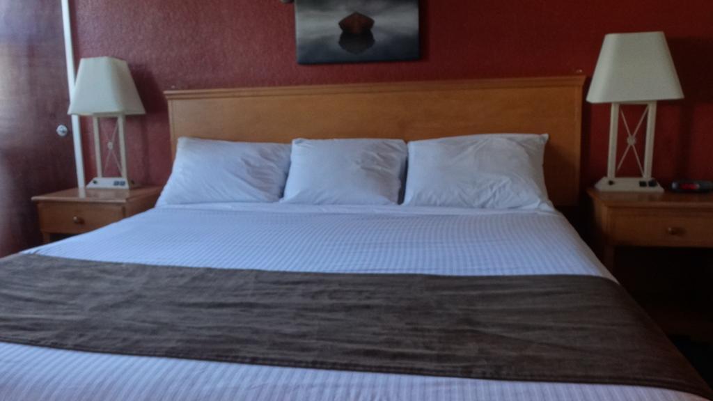 Grizz Hotel Revelstoke Room photo